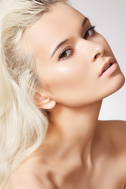 Alluring model face with naturel daily spa make-up and long blond hair - Fotografie, Obrázek