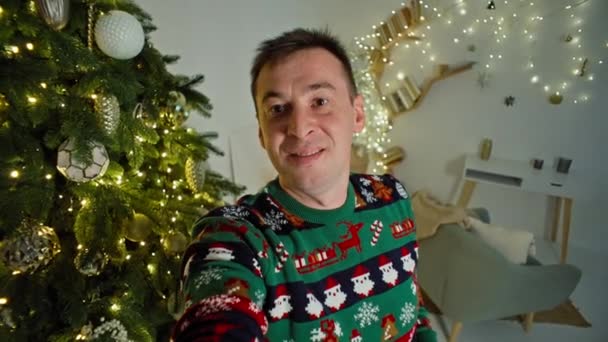 Virtuele Kerst: Paar viert met het gezin via videogesprekken en gadgets, het creëren van feestelijke sfeer thuis. Hoge kwaliteit 4k beeldmateriaal - Video