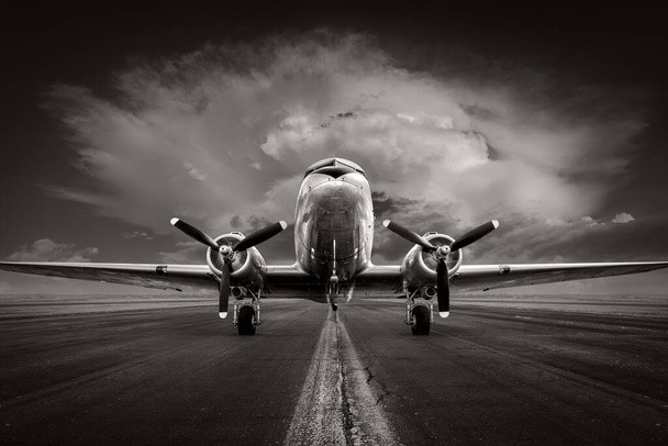 Dramatik bir gökyüzüne karşı bir pistte tarihi uçak - Fotoğraf, Görsel