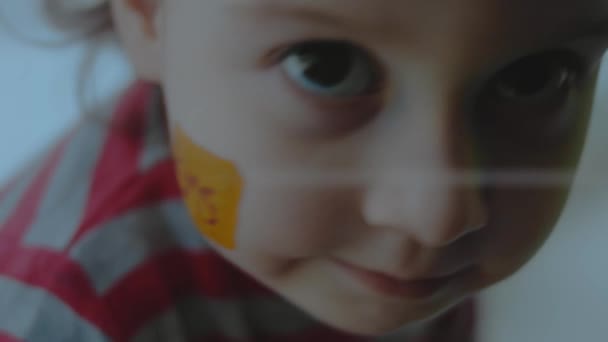 Fröhliches Kleinkind mit einem SMS-Symbol im Gesicht. Kommunikationskonzept - Filmmaterial, Video