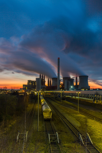 przemysłowe elektrowni węgla brunatnego na zachód słońca - Zdjęcie, obraz