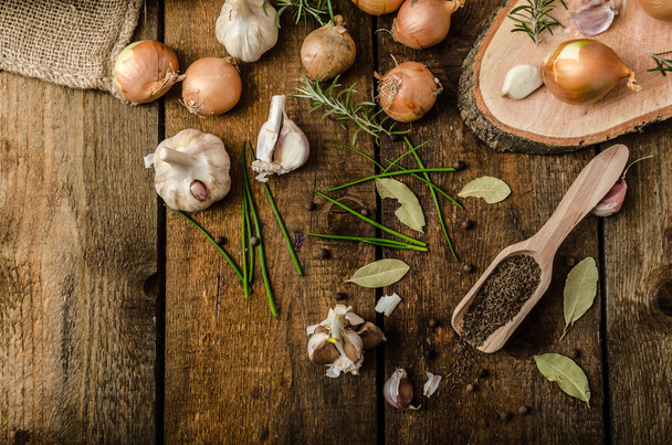 Onions, garlic and herbs bio from the garden - Foto, Imagen