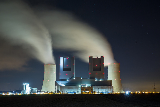 Centrale elettrica a carbone di notte
 - Foto, immagini