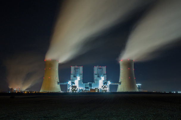 Centrale elettrica a carbone di notte
 - Foto, immagini