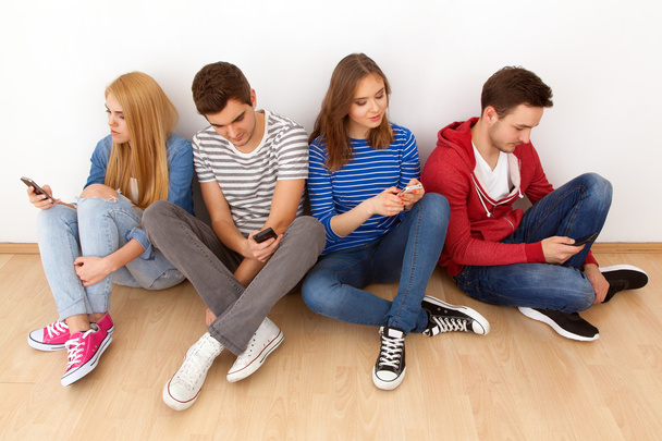 Группа молодых людей со смартфонами
 - Фото, изображение