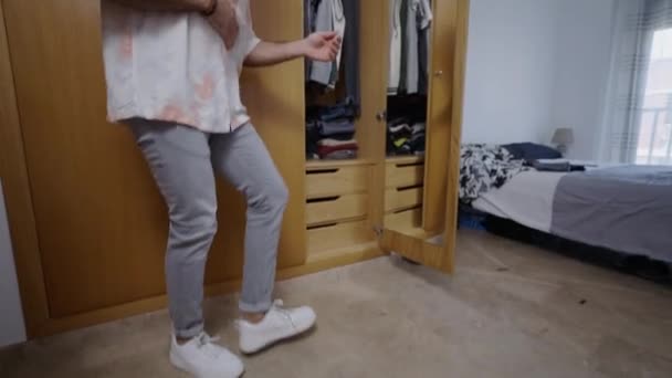 Hombre con barba bailando frente al espejo en casa - 4K Horizontal video - Metraje, vídeo