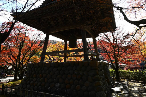 Japan-Reisen. "Shuzenji-Tempel" der Stadt Izu, Präfektur Shizuoka. Vor 12 Jahrhunderten erbaut, sind dieser Tempel und seine Umgebung berühmt für ihr spektakuläres Herbstlaub. - Foto, Bild