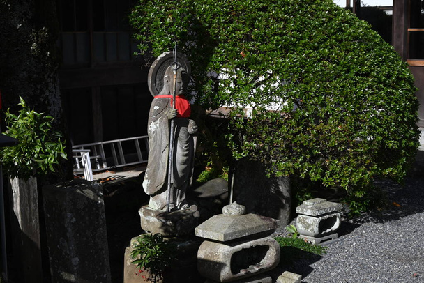 Japonia Podróże. "Shuzenji-temple" Izu City, prefektura Shizuoka. Zbudowana 12 wieków temu świątynia i jej okolice słyną ze spektakularnych jesiennych liści.. - Zdjęcie, obraz