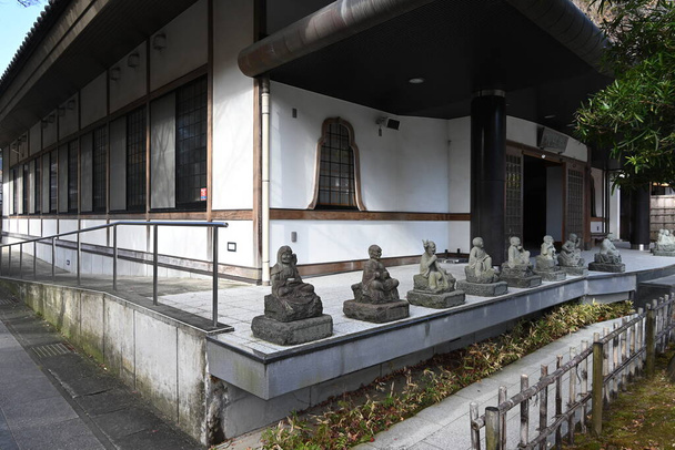 Japan Travel. "Shuzenji-temple" Izu City, Prefectura de Shizuoka. Construido hace 12 siglos, este templo y sus alrededores son famosos por su espectacular follaje de otoño. - Foto, imagen