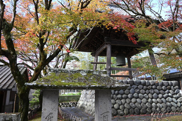 Japan-Reisen. "Shuzenji-Tempel" der Stadt Izu, Präfektur Shizuoka. Vor 12 Jahrhunderten erbaut, sind dieser Tempel und seine Umgebung berühmt für ihr spektakuläres Herbstlaub. - Foto, Bild