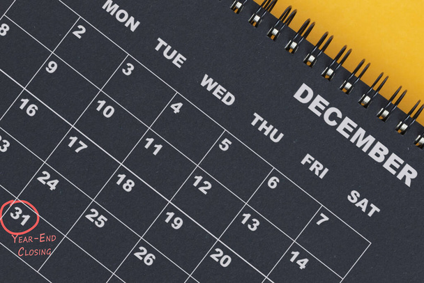 Красный круг отмечен в календаре на 31, чтобы напомнить о закрытии года. Концепция аудита. - Фото, изображение