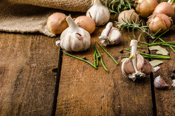 Onions, garlic and herbs bio from the garden - Foto, immagini