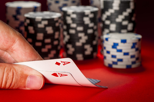 gra w pokera. ręka mężczyzny z parę asów - Zdjęcie, obraz