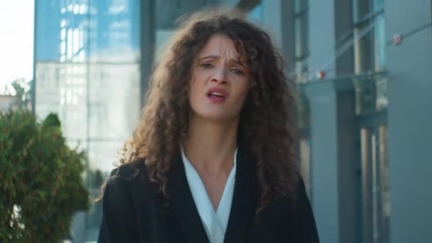 Venku obchod portrét žena businesswoman mladí 20s naštvaný otrávený dáma ve městě podrážděný šílený běloška dívka nespokojen stěžovat vztek stres vyjadřující negativní emoce podrážděnost - Záběry, video