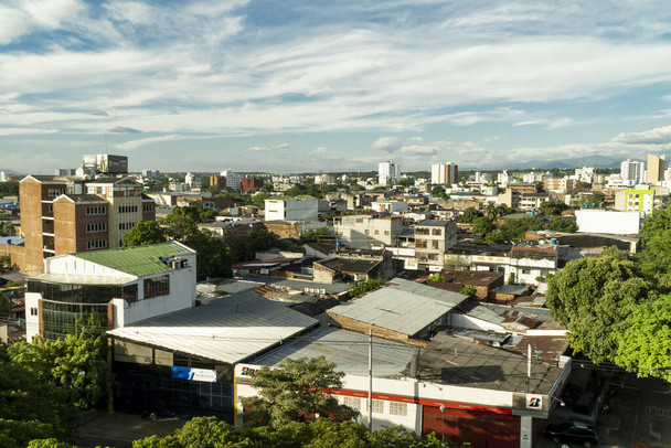 Neiva, Huila, Colômbia. Maio 2019: Paisagem panorâmica da cidade com árvores, edifícios e céu.  - Foto, Imagem