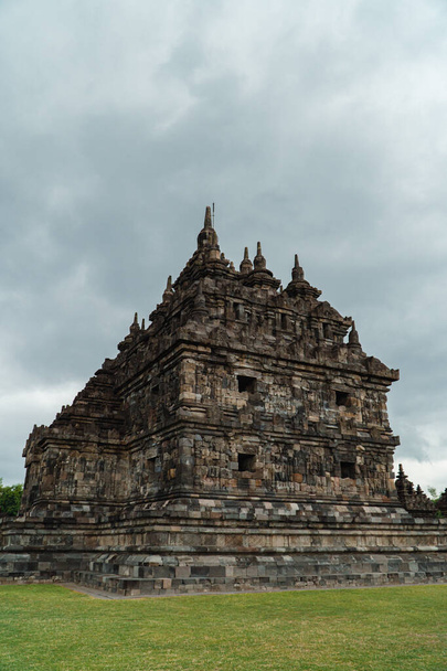 Templo de Platón, un templo budista del pasado con un majestuoso y limpio edificio de piedra, es un lugar histórico y también un destino turístico increíble en Java Central, Indonesia. - Foto, imagen