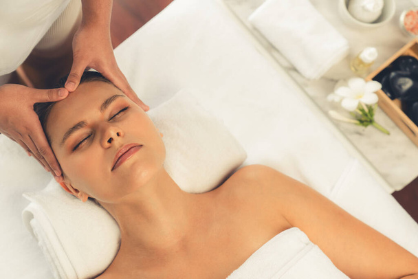 Panorama widok z góry kobiety korzystających relaksujący antystresowy masaż głowy i rozpieszczające piękno twarzy rekreacji skóry w dayspa nowoczesne światło ambient w luksusowym ośrodku lub hotelowym salonie spa. Cichy zapach - Zdjęcie, obraz