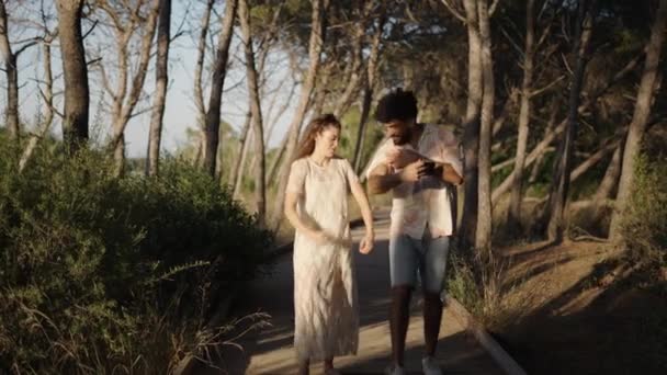 chico latino muestra su brazo y paseos en la parte superior de su novia - 4K Horizontal video - Imágenes, Vídeo