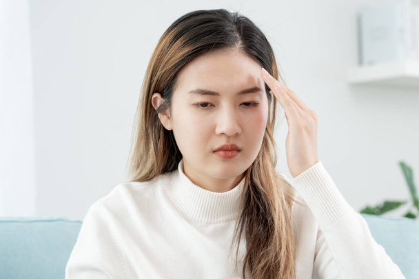 Päänsärky, migreenikipu, huono terveys, aasialainen nainen tunne stressiä ja päänsärkyä, Office-oireyhtymä, surullinen väsynyt koskettava otsa ottaa migreeni tai masennus, ärtynyt tyttö, suru - Valokuva, kuva