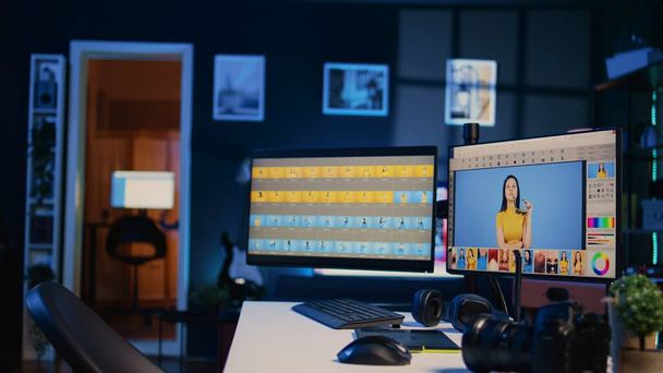 Resim rötuşlaması için çoklu monitör bilgisayar ayarlı yaratıcı ofis masası, görüntüyü yakınlaştır. Boş mavi neon ışıklı, PC ekranlarında kurgu yazılımı arayüzü olan özel işlem stüdyosu - Fotoğraf, Görsel