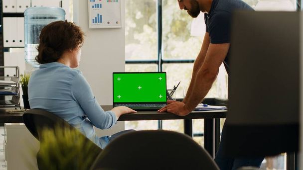 Obchodní tým analyzuje zelenou obrazovku na displeji notebooku, zkoumá nové nápady a pracuje na spouštěcích operacích. Spolupracovníci diskutující o partnerství, prázdná šablona copyspace. - Fotografie, Obrázek