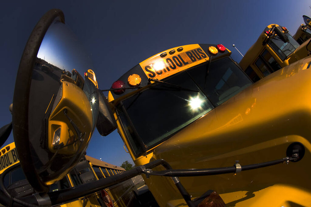 Zavřít pohled na školní autobusy, jak se připravují na další den školy - Fotografie, Obrázek