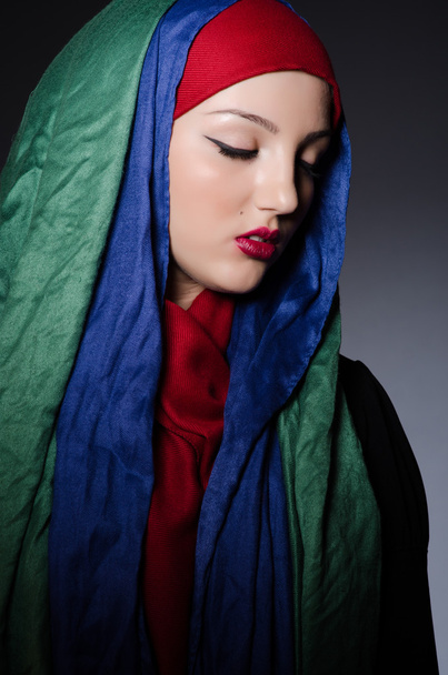 Jeune femme avec foulard - Photo, image