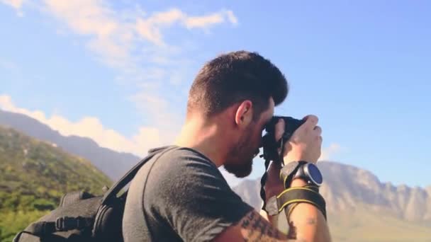 Fotoğrafçılık, turizm ve macerada özgürlük için doğa ve dağlarda yürüyüş, kamera ve seyahat. Erkek kişi, seyahat ve fotoğraf doğada, resim ve keşif ya da gezi gezisi. - Video, Çekim
