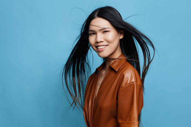 Nainen trendikäs sininen aasialainen houkutteleva hiukset japanilainen hymy söpö muoti elämäntapa tyttö nainen kauneus luottavainen iloa tausta pitkä muotokuva studio onnellinen - Valokuva, kuva