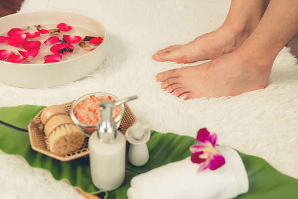 Frau gönnt sich selige Fußmassage im luxuriösen Wellness-Salon, während Masseur Reflexzonentherapie in sanftem Tageslicht Ambiente Resort oder Hotel Fuß-Spa geben. Ruhige Lage - Foto, Bild