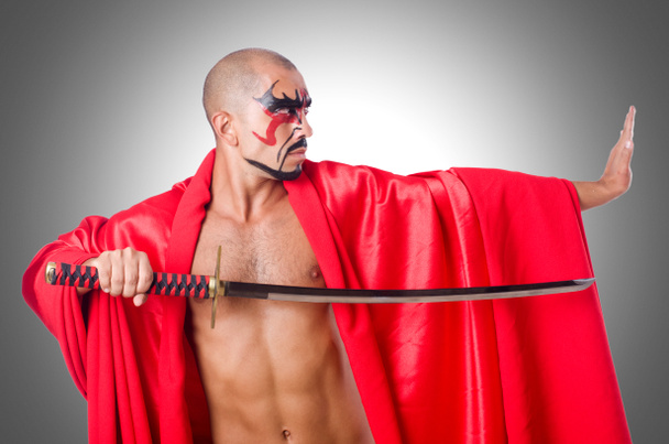 Άνθρωπος στο κόκκινο με σπαθί - Φωτογραφία, εικόνα