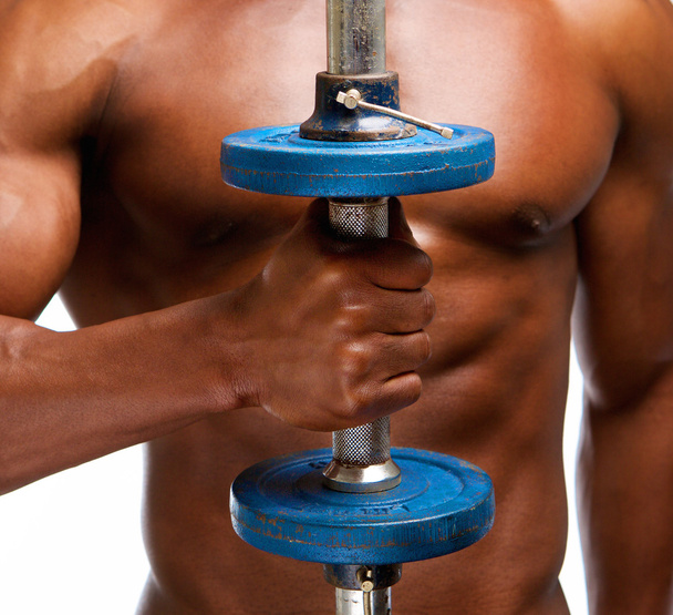 Homme afro-américain fort soulever le poids de la salle de gym
 - Photo, image