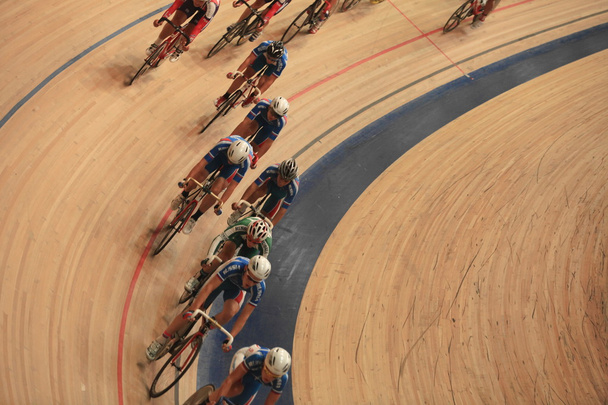Велогонщики будут ездить быстро в кривой вид сверху
 - Фото, изображение