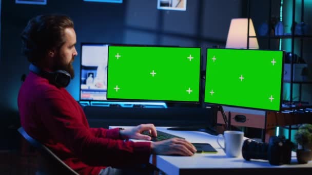 Fényképszerkesztő segítségével zöld képernyő monitor színe helyes fényképek kreatív stúdióban. Fotós kiválasztja a legjobb képeket szerkesztői tartalom chroma kulcs asztali számítógép - Felvétel, videó