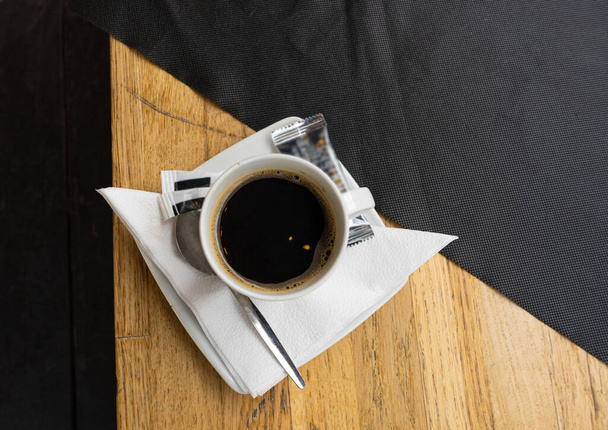Свежий черный кофе в открытом кафе, чашка кофе в Coffeeshop города, черный кофе на столе ресторана с копирования пространства для текста - Фото, изображение