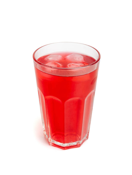 Zimny napój jagodowy izolowany, mrożona herbata jagodowa, orzeźwiający koktajl żurawinowy, jagody, sok z czerwonych jagód, kompot owocowy, czerwony grog, napój jagodowy na białym tle, kostki lodu - Zdjęcie, obraz