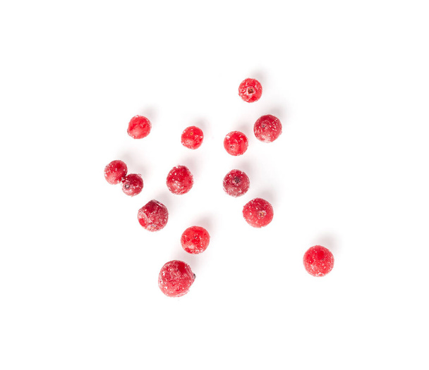 Lingonberry congelée isolée, Parsemée de myrtille glacée, Canneberge des neiges, Baies de Viburnum rouge, Lingonberry congelée sur fond blanc Vue du dessus - Photo, image