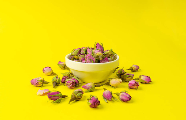 Kuru Gül Tomurcukları, Pembe Çiçek Çayı için Gül Yaprakları, Kurumuş Pers Gülleri, Sarı Arkaplanda İzole Edilmiş Gül Tomurcukları - Fotoğraf, Görsel