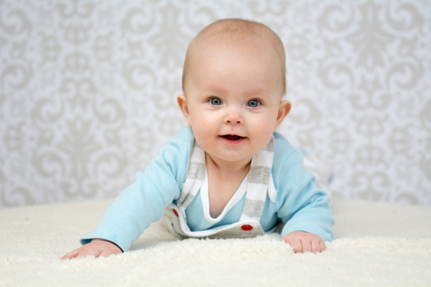 Babymeisje met blauwe ogen kijken naar de camera  - Foto, afbeelding