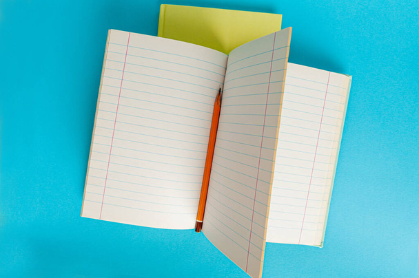 Copybook Mockup, Cuaderno en el escritorio de la oficina con espacio de copia para el texto, Plantilla de Moleskin, Organizador vacío, Nuevo diario, Bloc de notas en el fondo azul Vista superior - Foto, imagen