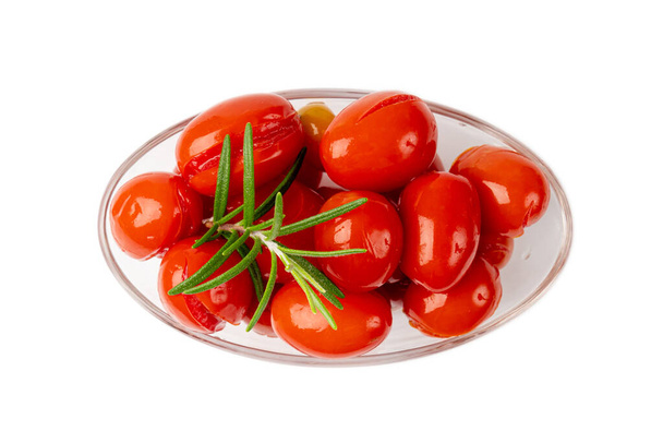 Nakládané třešňové rajčata Izolované, konzervované malé rajče, zdravá fermentovaná zelenina, solené marinované potraviny, nakrájené rajčata na bílém pozadí - Fotografie, Obrázek