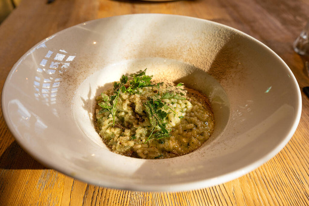 Houbové rizoto na elegantním restauračním talíři, Porcini houbové rizoto, vynikající italský rizoto oběd, smetanové rýžové jídlo, tradiční houbové rizoto - Fotografie, Obrázek