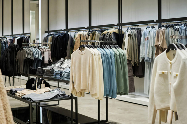 Ampla foto do interior da loja de moda moderna - Foto, Imagem