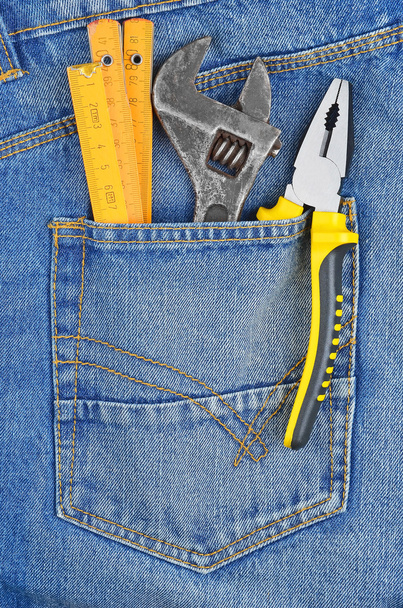 Инструмент в кармане джинсов
 - Фото, изображение