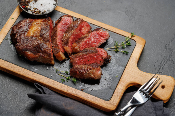 Deliciously juicy sliced beef ribeye steak, perfectly cooked and ready to be savored - Foto, afbeelding