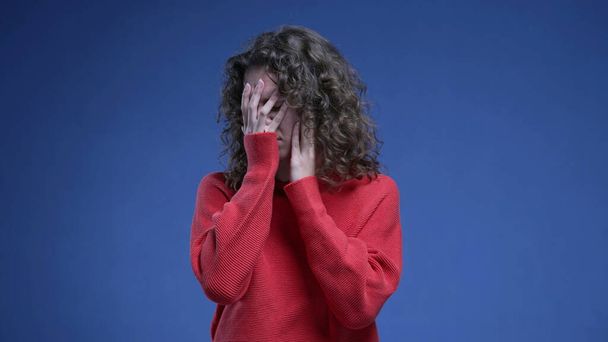 Nainen peittää kasvot katumuksella, ahdistunut huolissaan 20s henkilö tunne ahdistusta ja ärsytystä henkisen paineen aikana - Valokuva, kuva