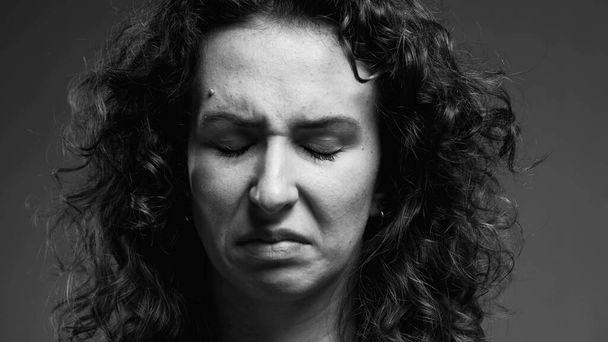 Weibliche Äußerung extremer Abneigung, Ekelhaftes Reaktionsportrait in schwarz-weiß, monochromatischer Clip - Foto, Bild