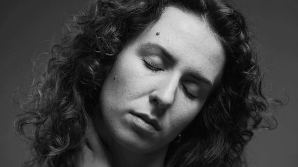 Persona que experimenta rigidez en el cuello, mujer que tiene dolor corporal en blanco y negro - Foto, imagen