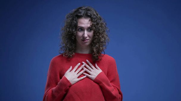 Ενοχλημένη γυναίκα που αντιδρά στην κατηγορία με έκπληξη, δείχνοντας τον εαυτό της απορρίπτοντας την ανταπόδοση - κουνώντας το δάχτυλο "όχι εγώ" γλώσσα του σώματος - Φωτογραφία, εικόνα