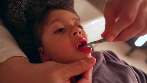 母親が歯を磨いている間,子供の顔を閉じる 歯科衛生の夜のルーチン ベッドの前に, 歯科衛生衛生の間に若い男の子の口 - 映像、動画